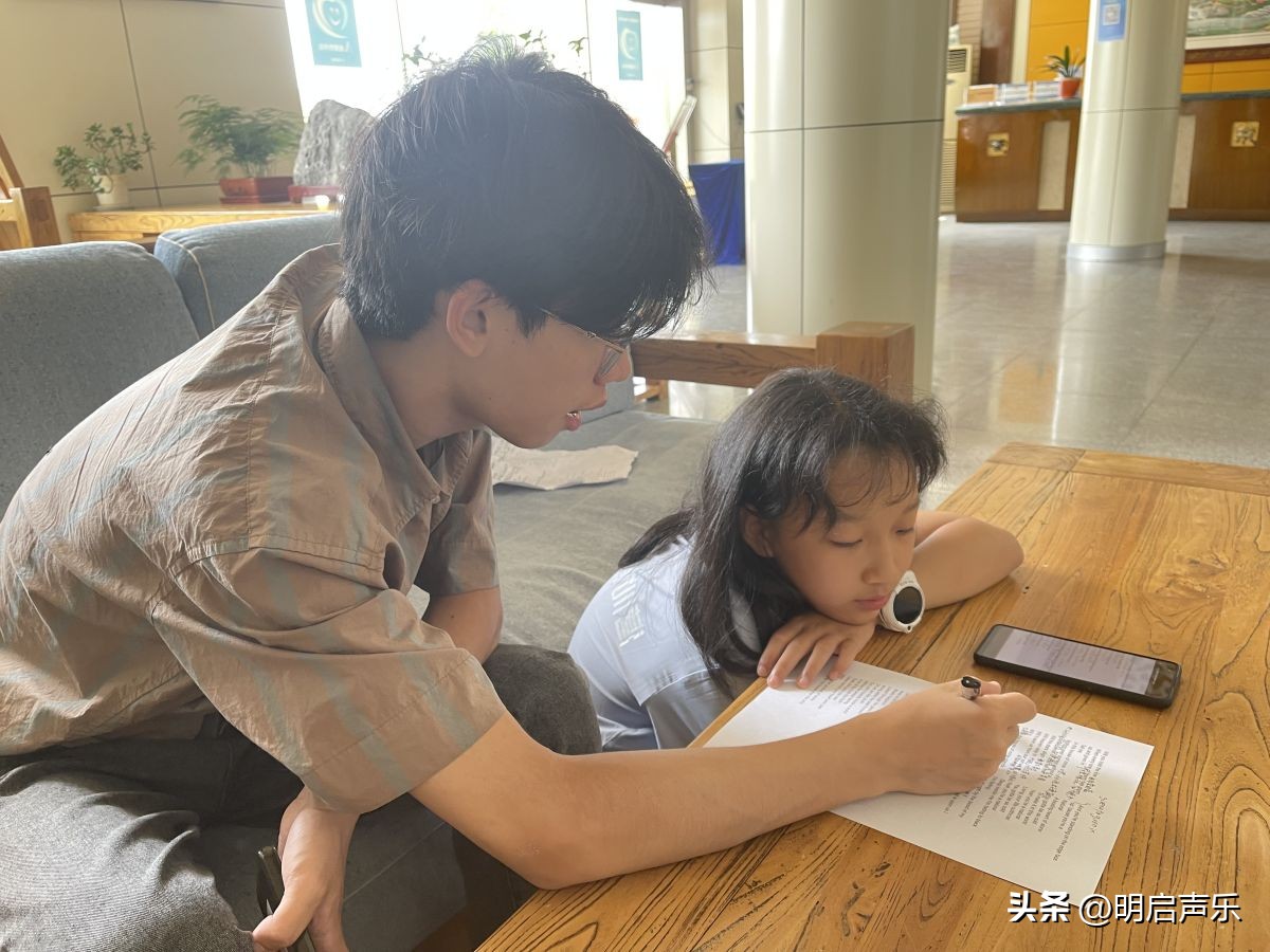 超带感《Natural》，摇滚范儿小姑娘炸翻全场