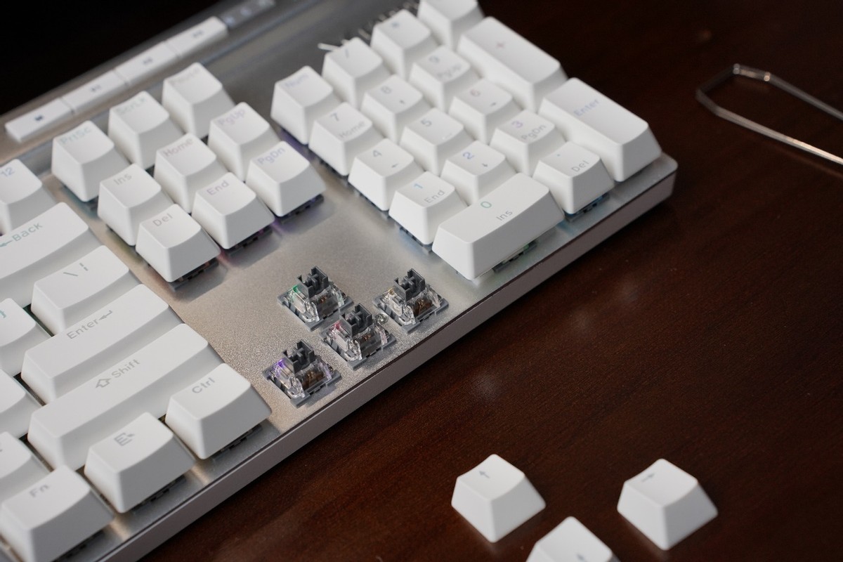雷柏v700rgb机械键盘用什么轴,雷柏v700rgb合金版是热插拔吗