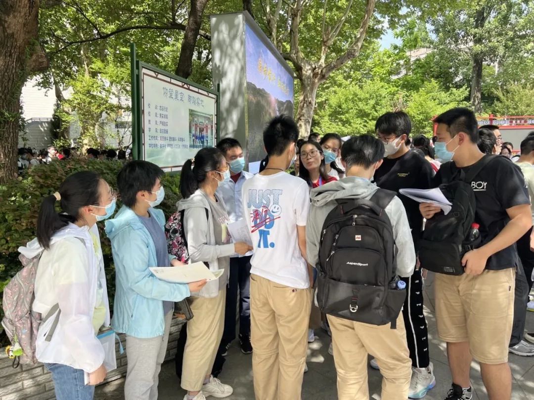 东大精英学校,大英才班和小英才班哪个好