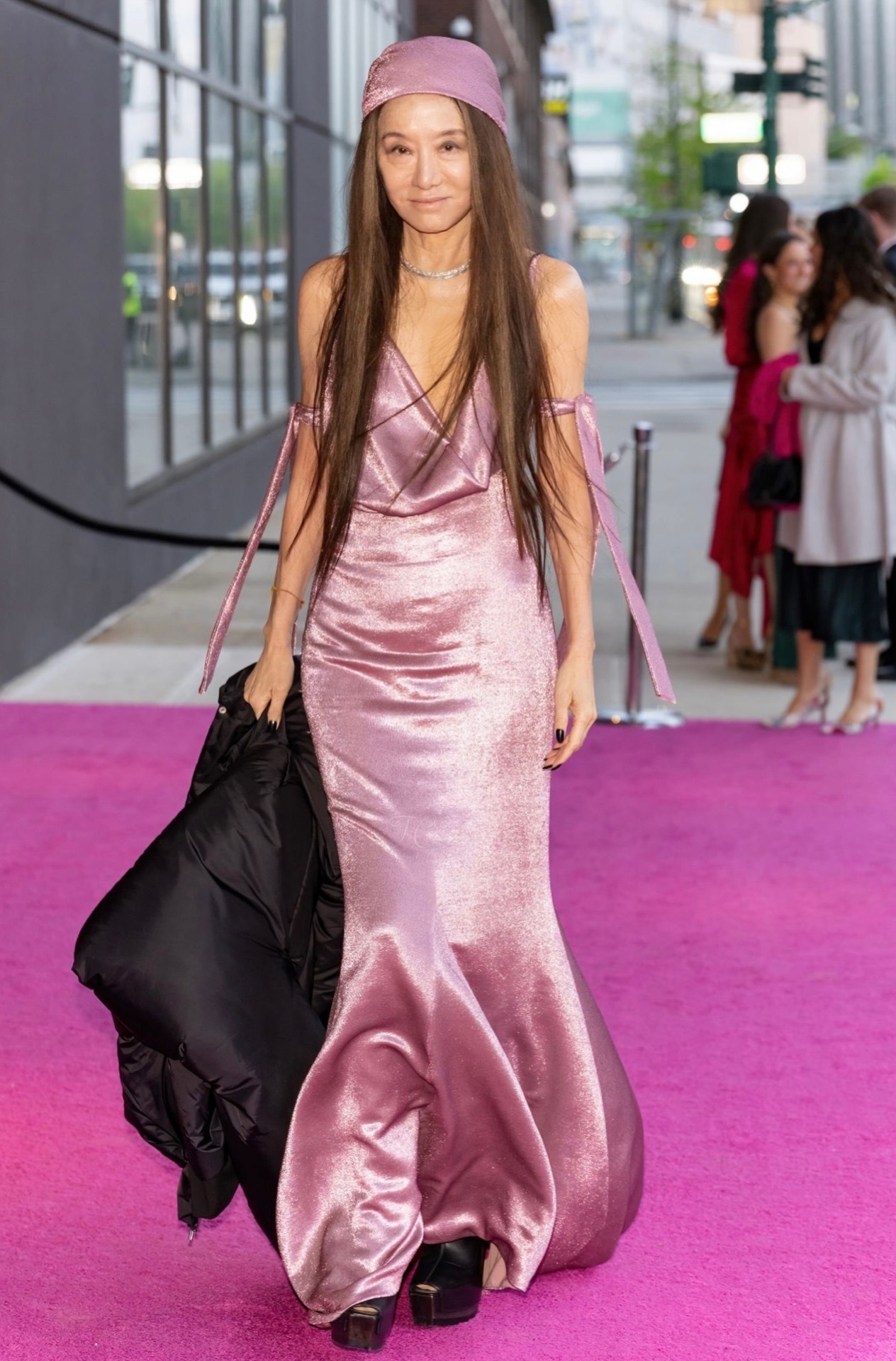 婚纱女王王薇薇72岁生日,72岁婚纱女王王薇薇