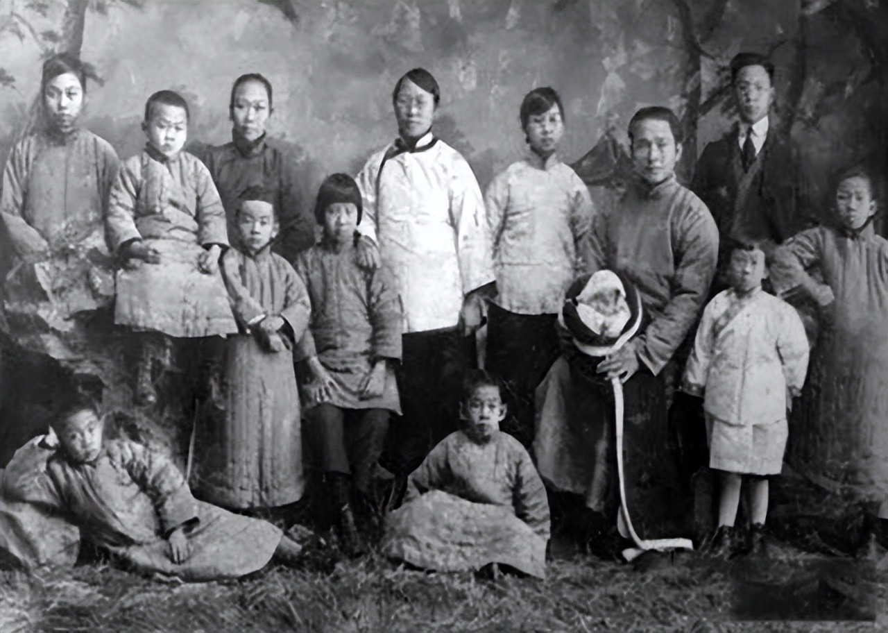 汪精卫炸开坟墓时的样子,汪精卫被炸掉的坟墓图片