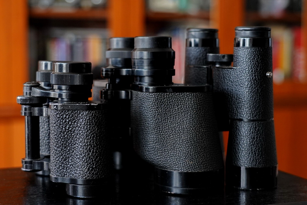 一树梨花压海棠：是*用军**望远镜好？还是名牌望远镜好？