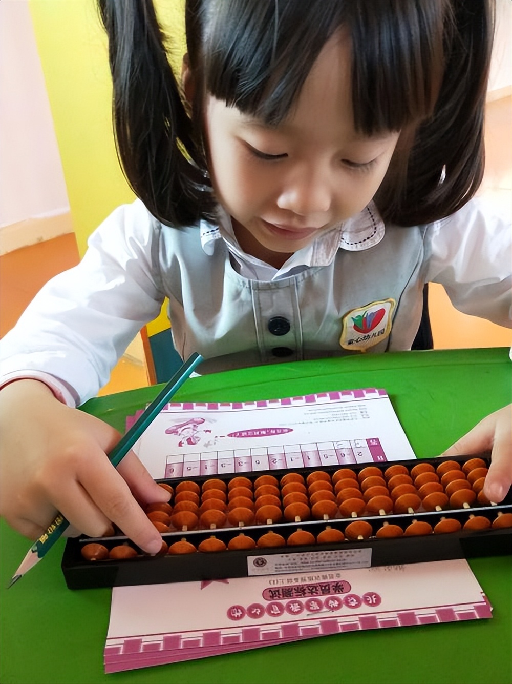 内蒙6岁天才女孩特招入伍,蒙古6岁女孩破格入伍