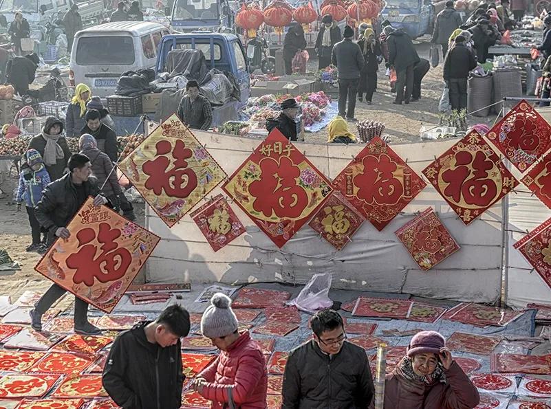 赶集是我小时候的最爱，热闹喜庆，充满人间烟火味和浓浓的乡情