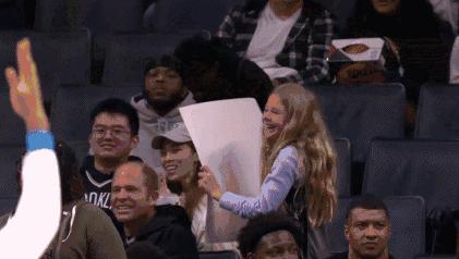 篮网队为杜兰特唱生日歌,篮网为萨姆纳庆生