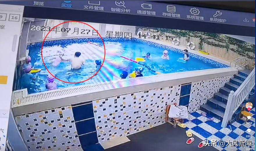 幼儿园女童被男教练强按在泳池水里惩戒，母亲边翻录视频边哭泣，园方回应称已向家长道歉，涉事教练已被解聘