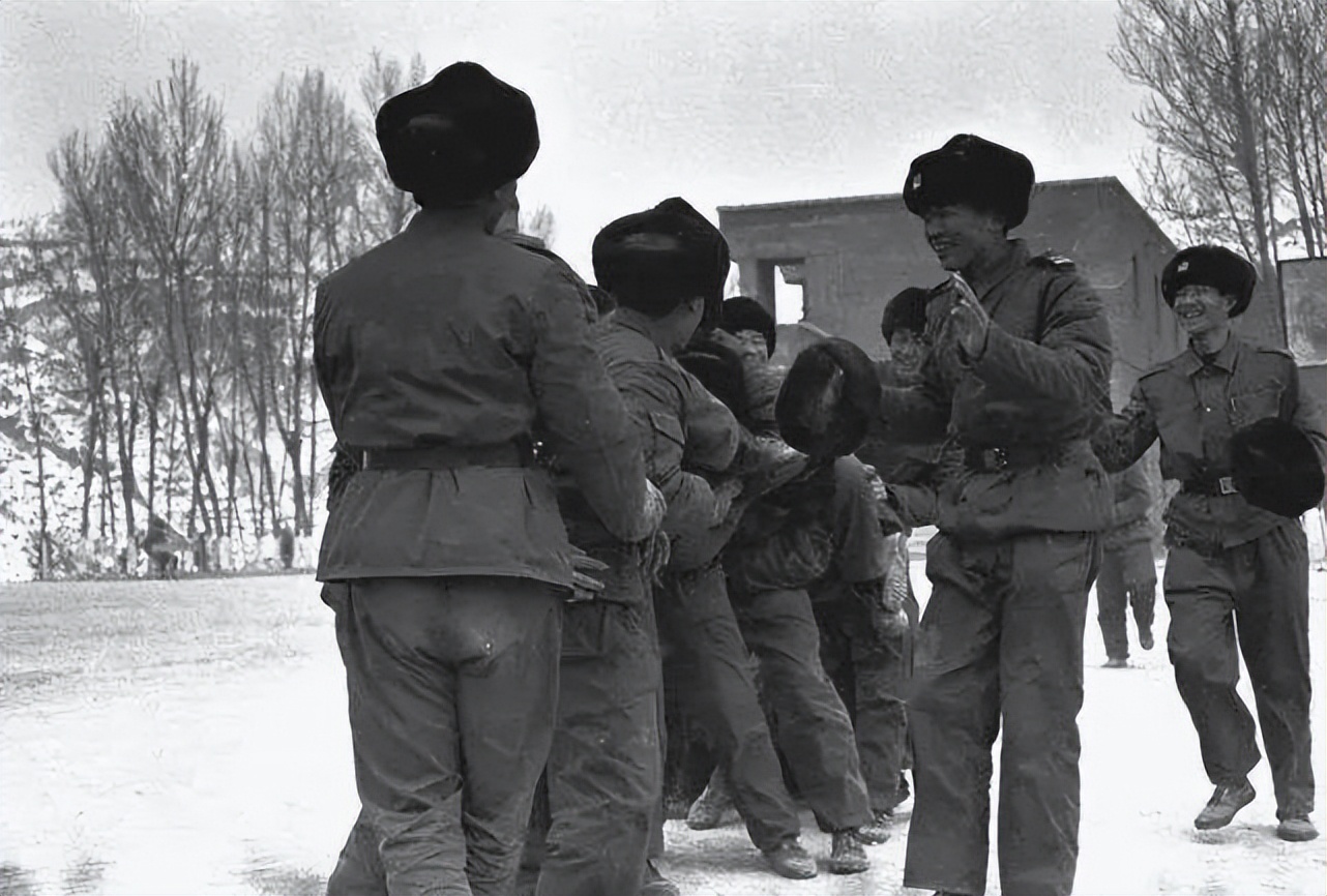 1970年，拉练时有战友掉下悬崖；有人偷偷烧坑失火烧死6匹骡马…