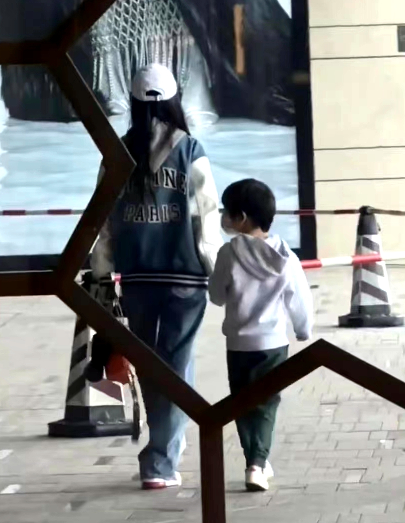 网友偶遇baby香港和友人逛街,baby回上海