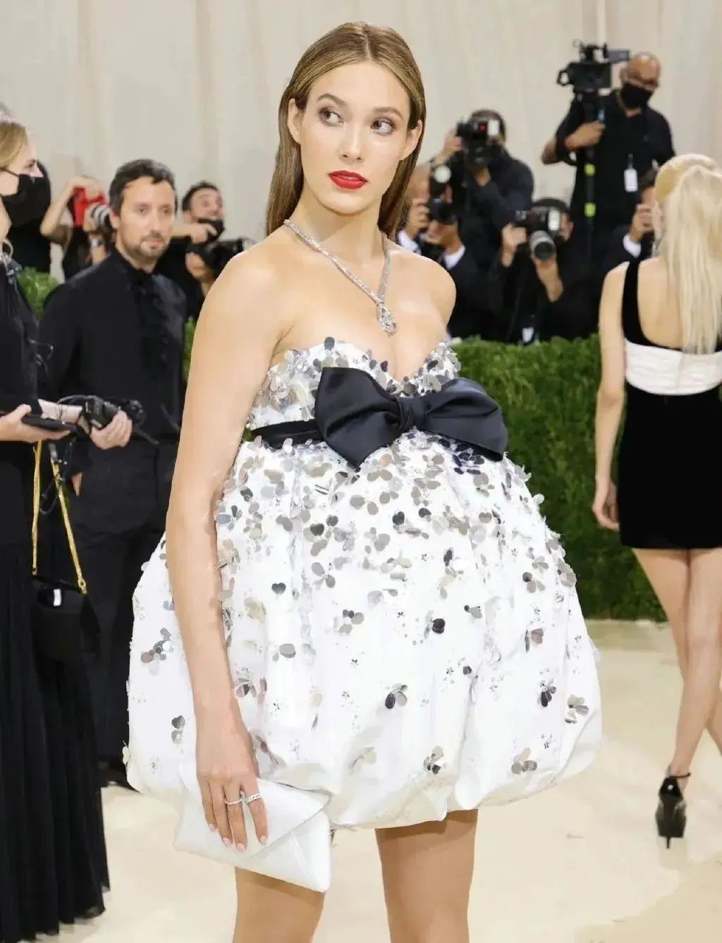 拖把头、海底生化人穿搭，美国这最受瞩目的一夜，如“群魔乱舞”