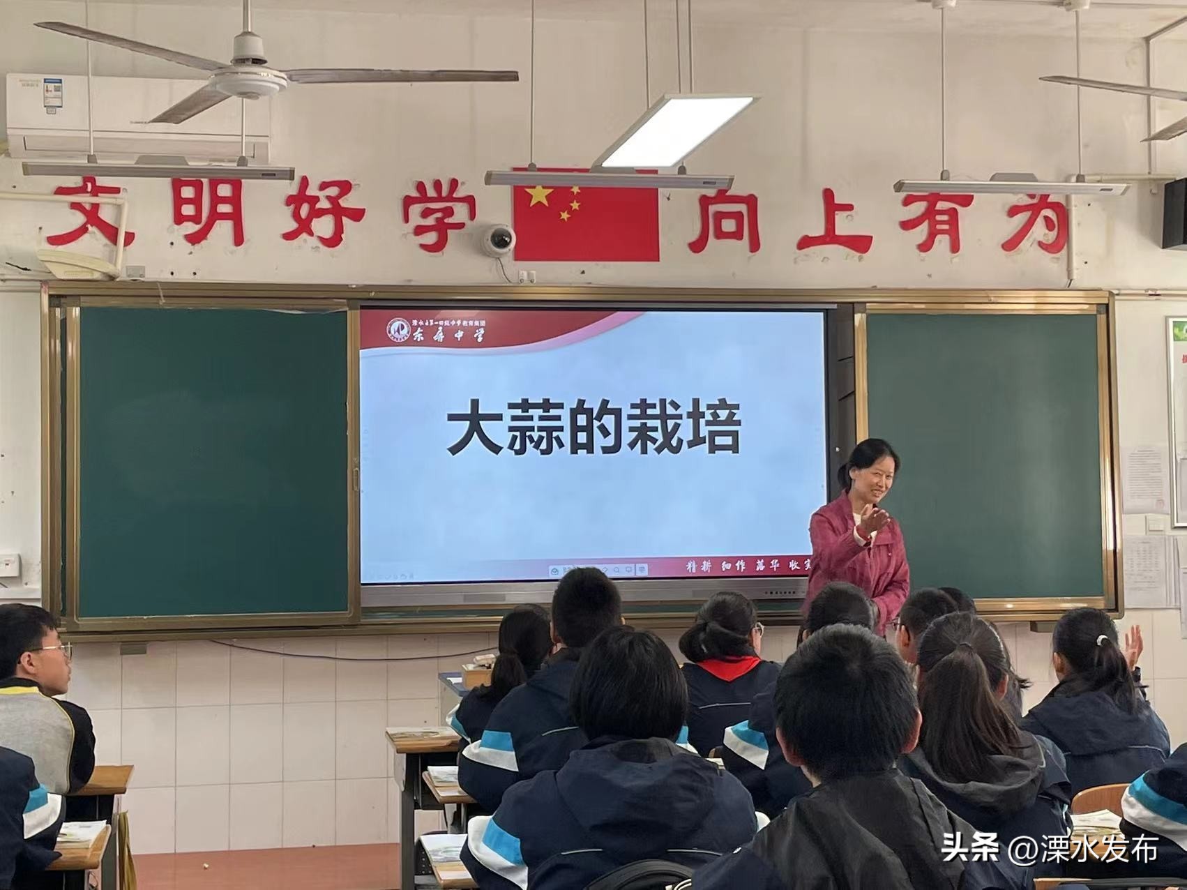 翻土要翻多深？种下的大蒜哪头朝上？溧水这所中学上了一堂有滋有味的劳动课