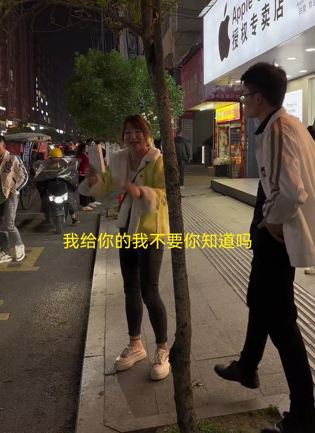 浙江：女子花10400买到“资源机”，大闹苹果店，他们家卖假货