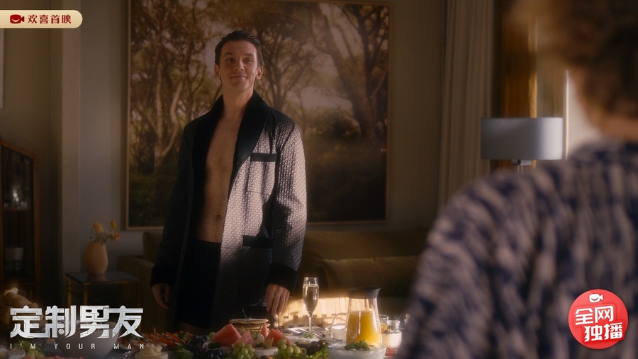 “大表哥”演绎禁忌人机恋，甜腻科幻电影《定制男友》欢喜首映七夕独播