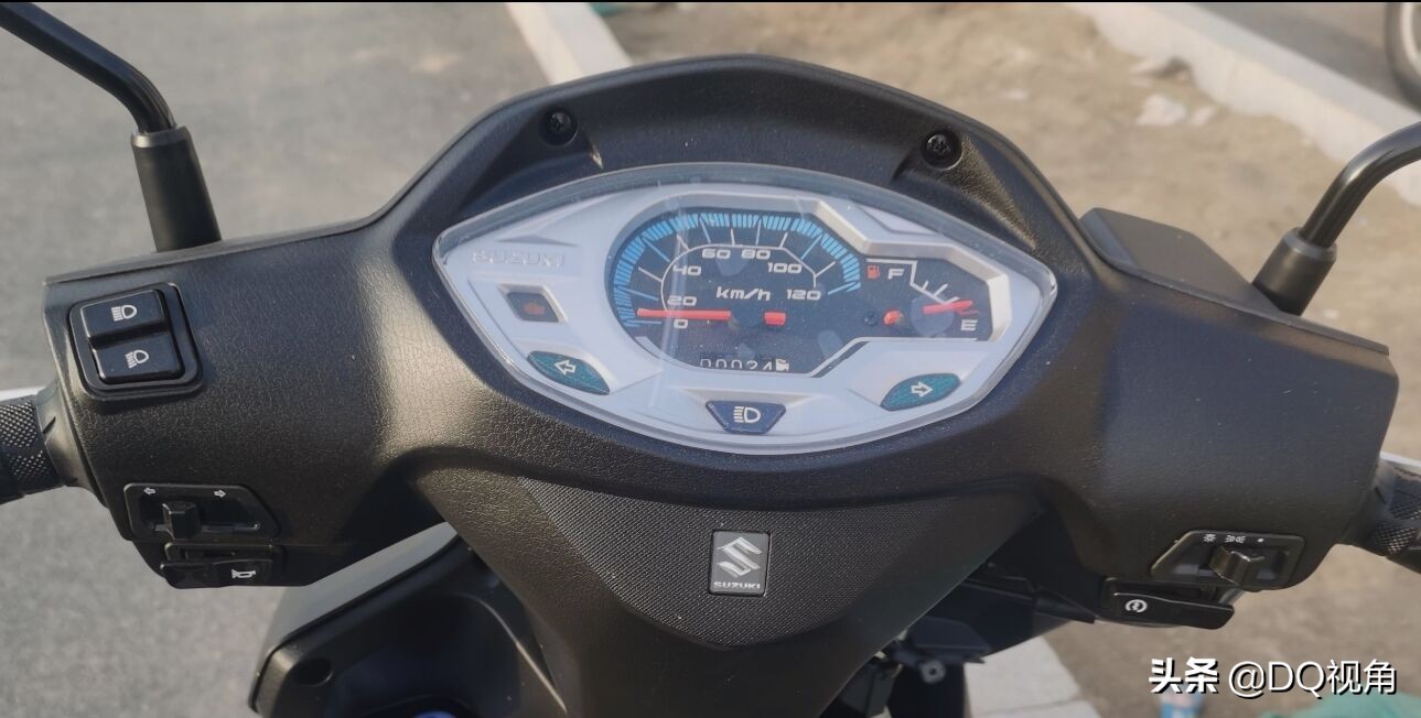 铃木ue125入门级,铃木UE125踏板车骑多少公里省油