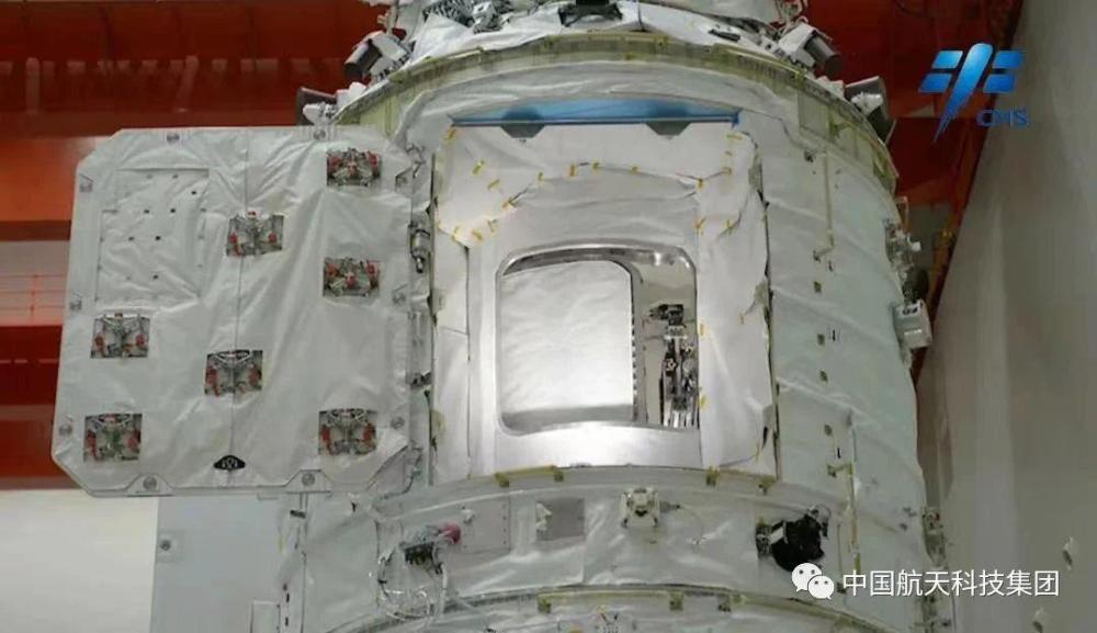 揭秘！我国航天史上首个电动舱门长啥样