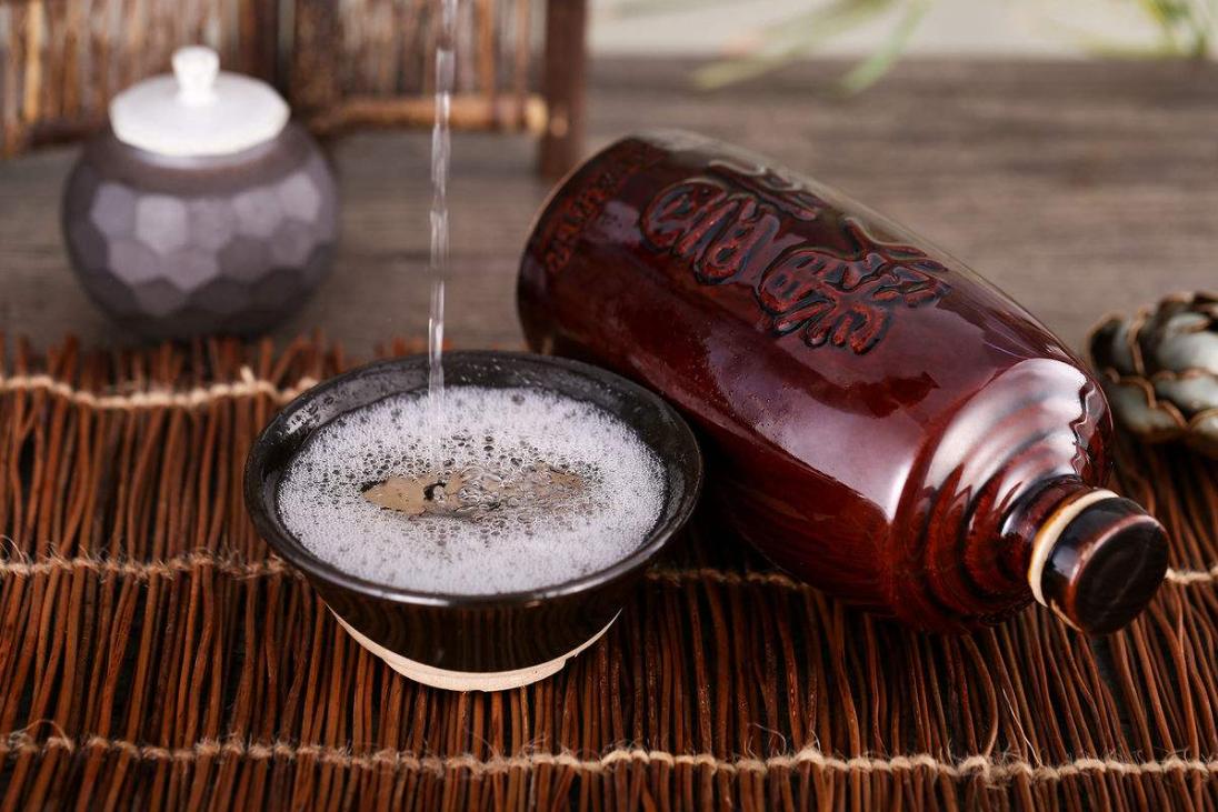 广东一大爷晒酒柜引发网友热议，行家：都是便宜酒，想买都买不到