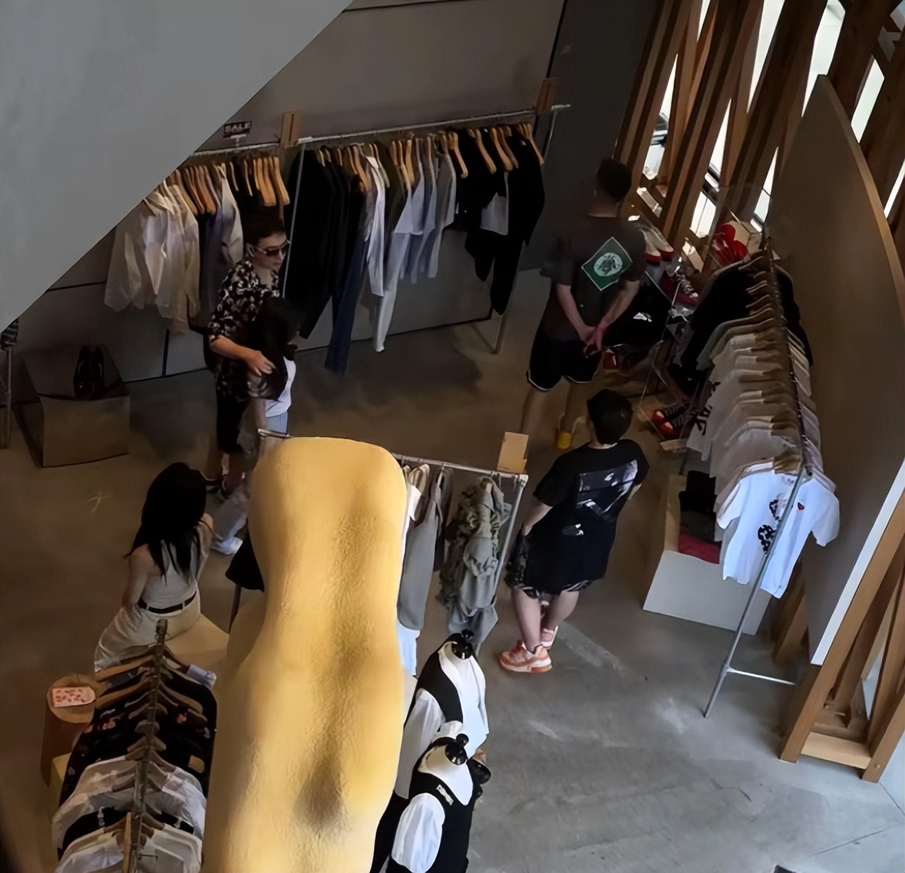 王思聪带美女开豪华游艇,王思聪开私人飞机带着网红去三亚