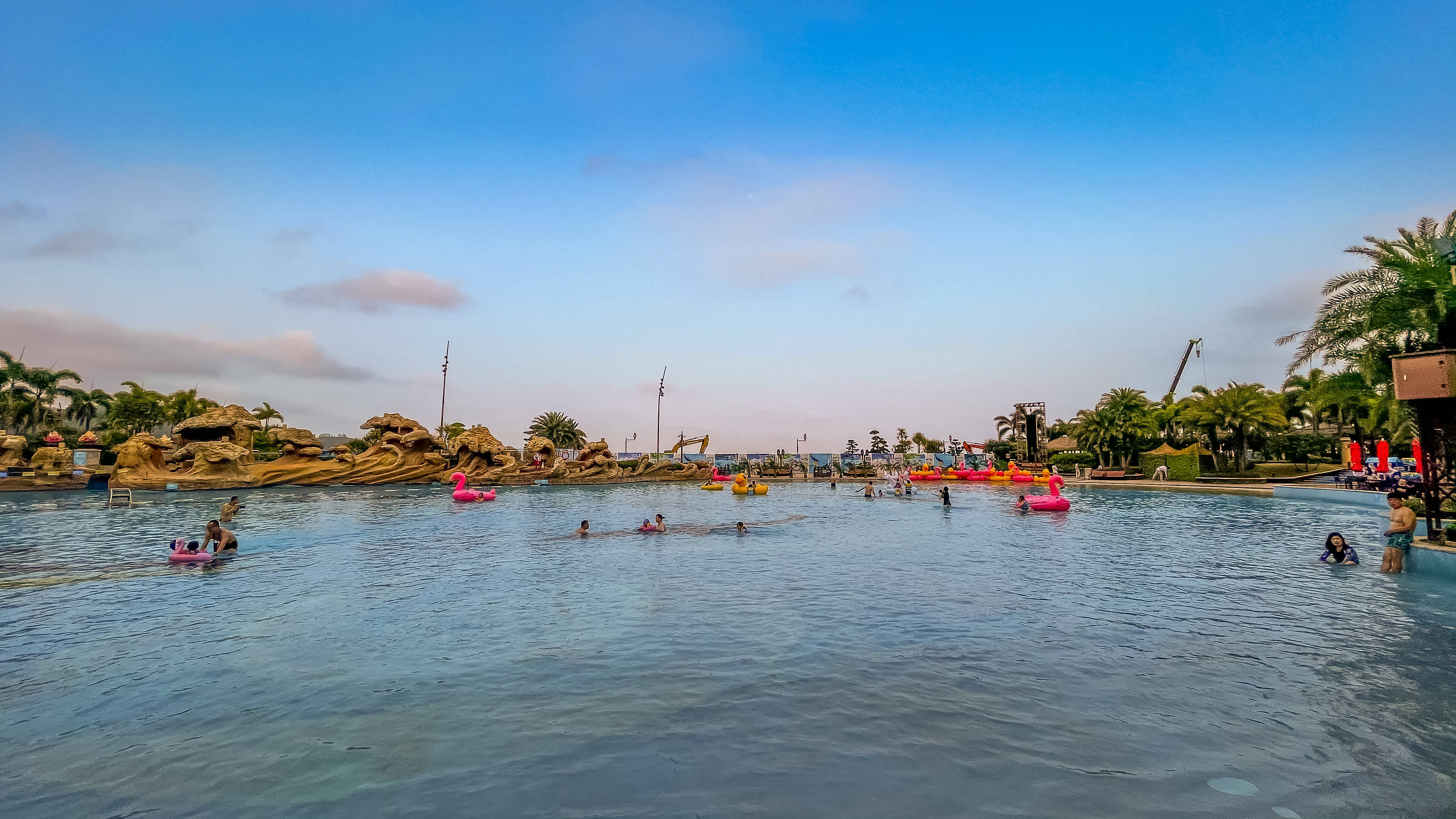 带1岁多孩子玩水,一岁宝宝爱玩水