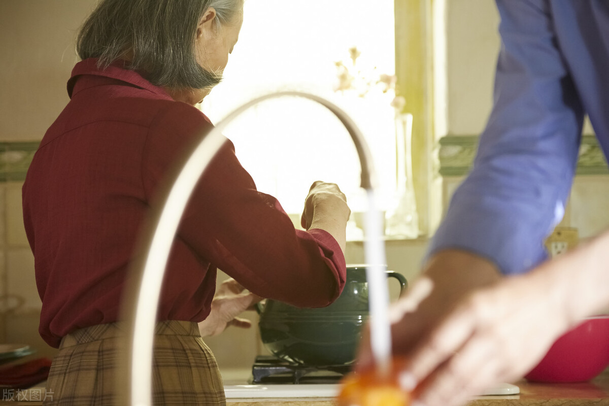 再婚老伴给了我15万彩礼，可仅过1个月，我宁愿退他17万也要逃离