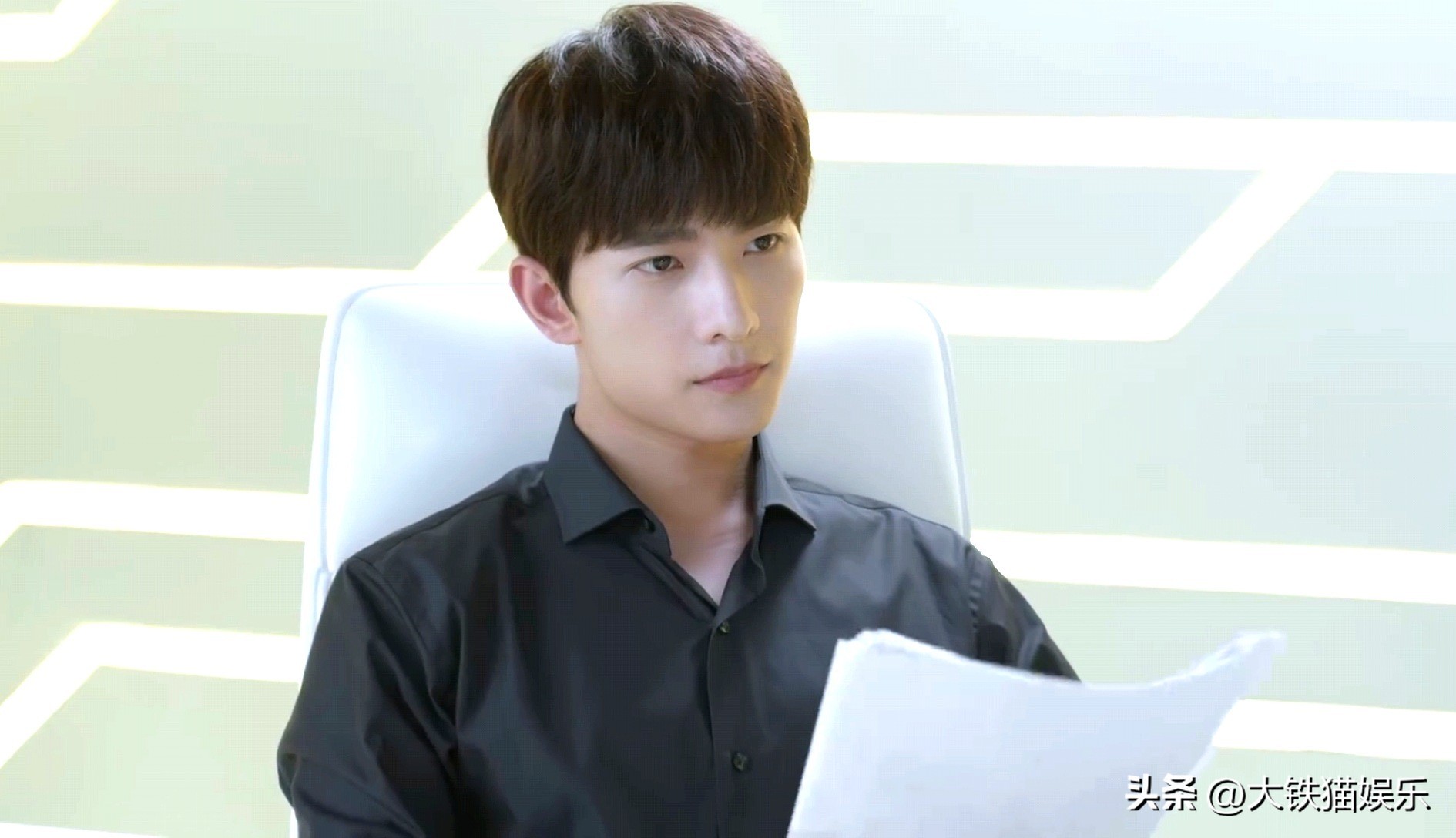 穿黑衣服的帅哥明星,10大穿白衬衫最好看的男明星