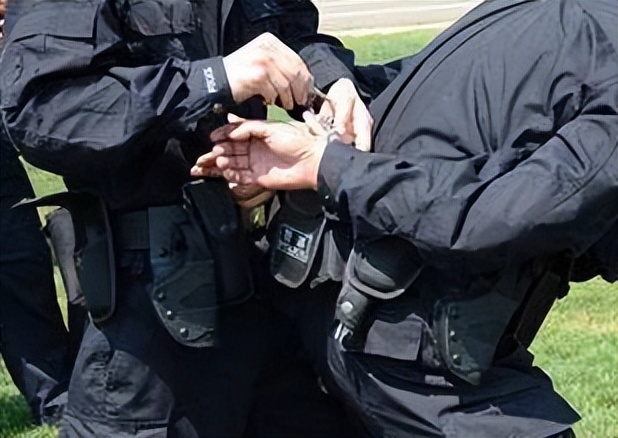 六旬男医生，趁体检猥亵患者，舔女病人*处私**，事后只被拘留5日