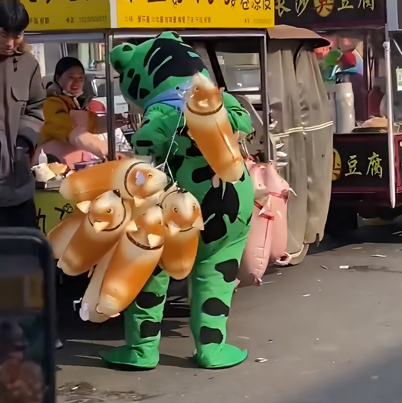 16岁卖青蛙,创业摆摊卖青蛙