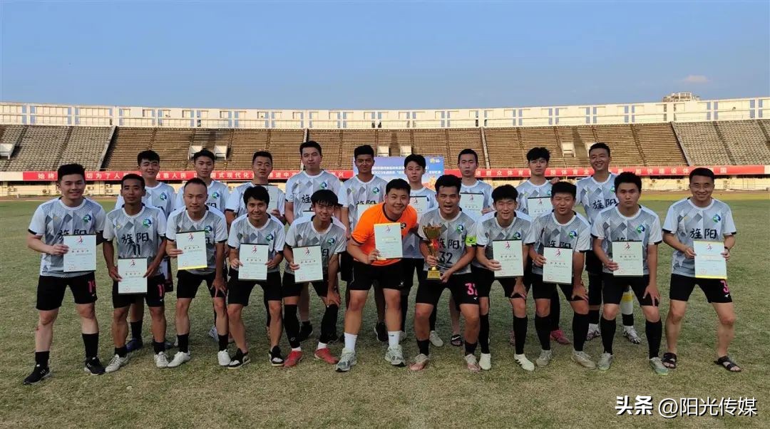 喜讯书院镇首捧足球冠军奖杯,喜讯获奖视频完整版