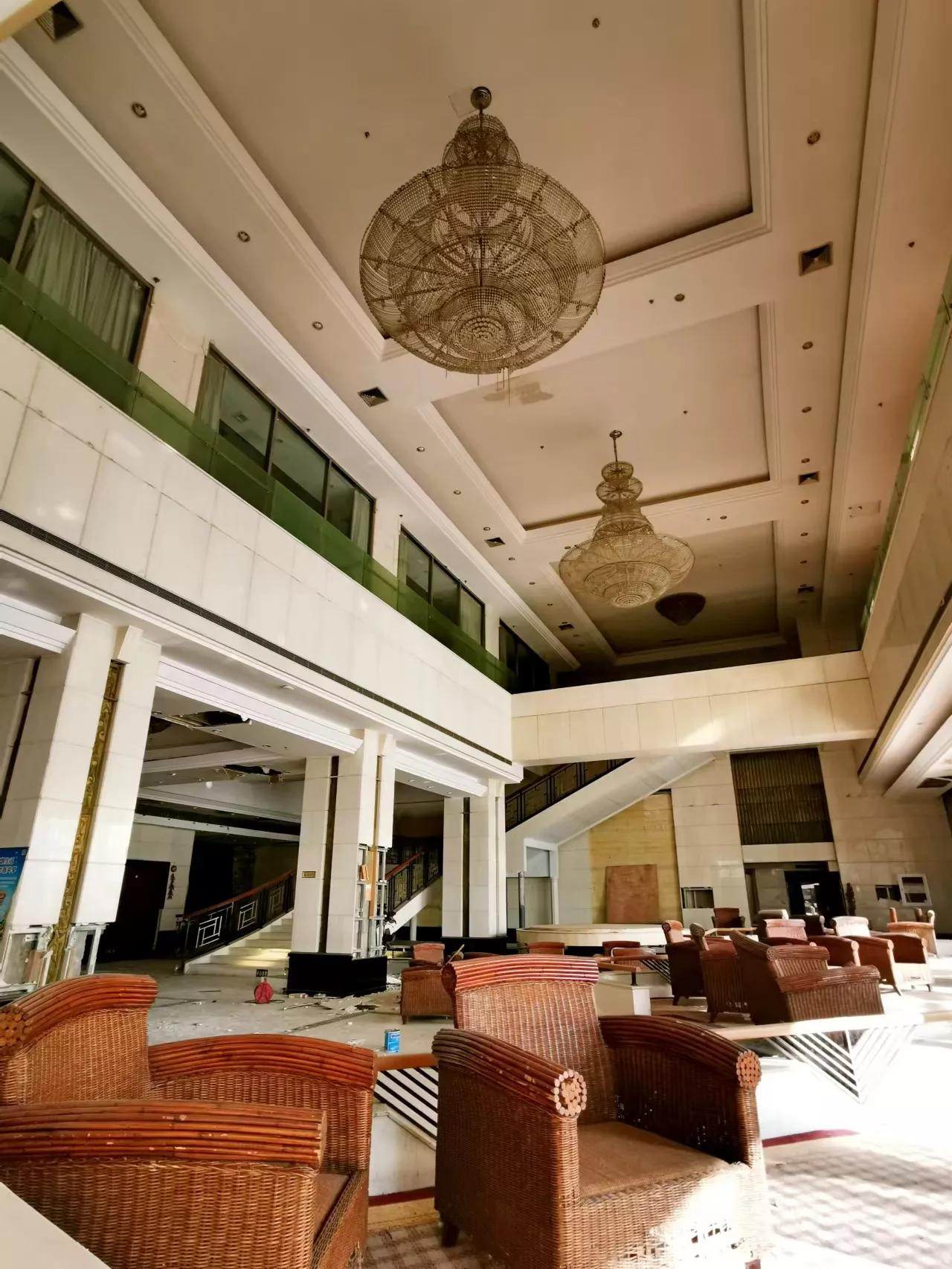 废弃的酒店照片,废弃酒店还有灯