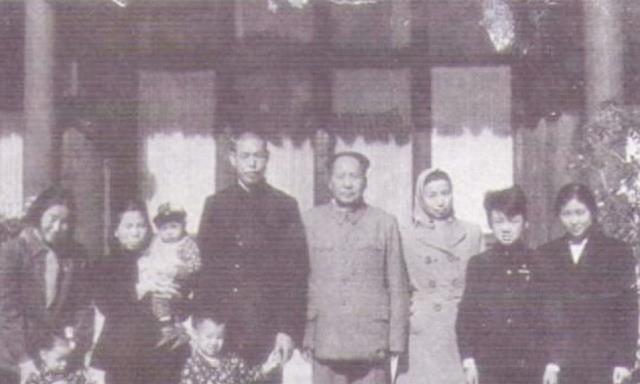 2019年，毛岸平追悼会：李敏、李讷、*新宇毛**敬献花圈