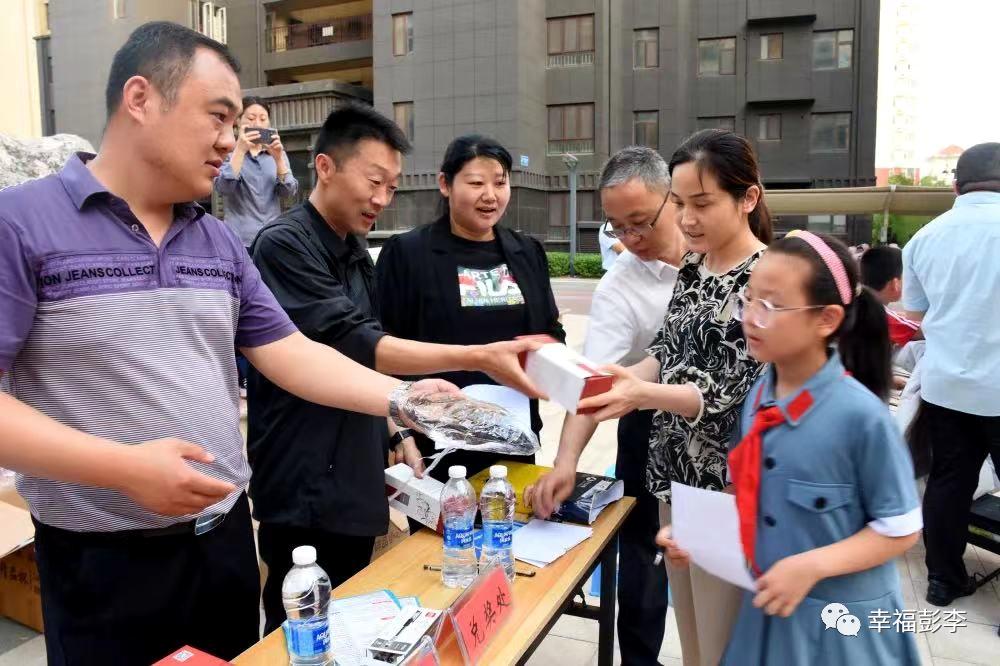 普法宣传进社区法治观念入人心,开展普法宣传唱响基层法治主旋律