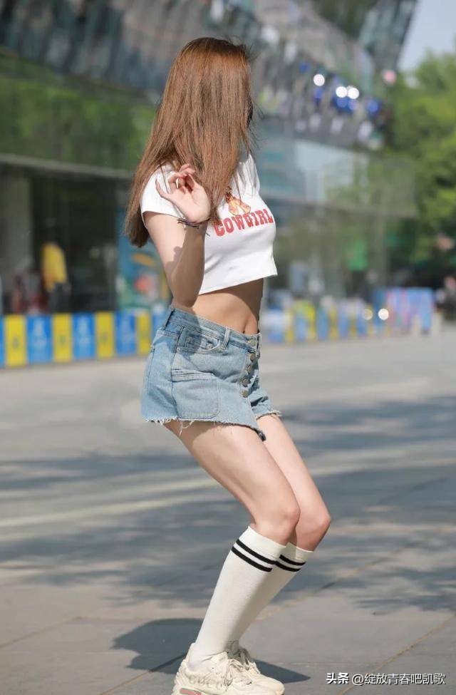 足球袜怎么搭配才好看,中筒足球袜跟袜套怎么搭配