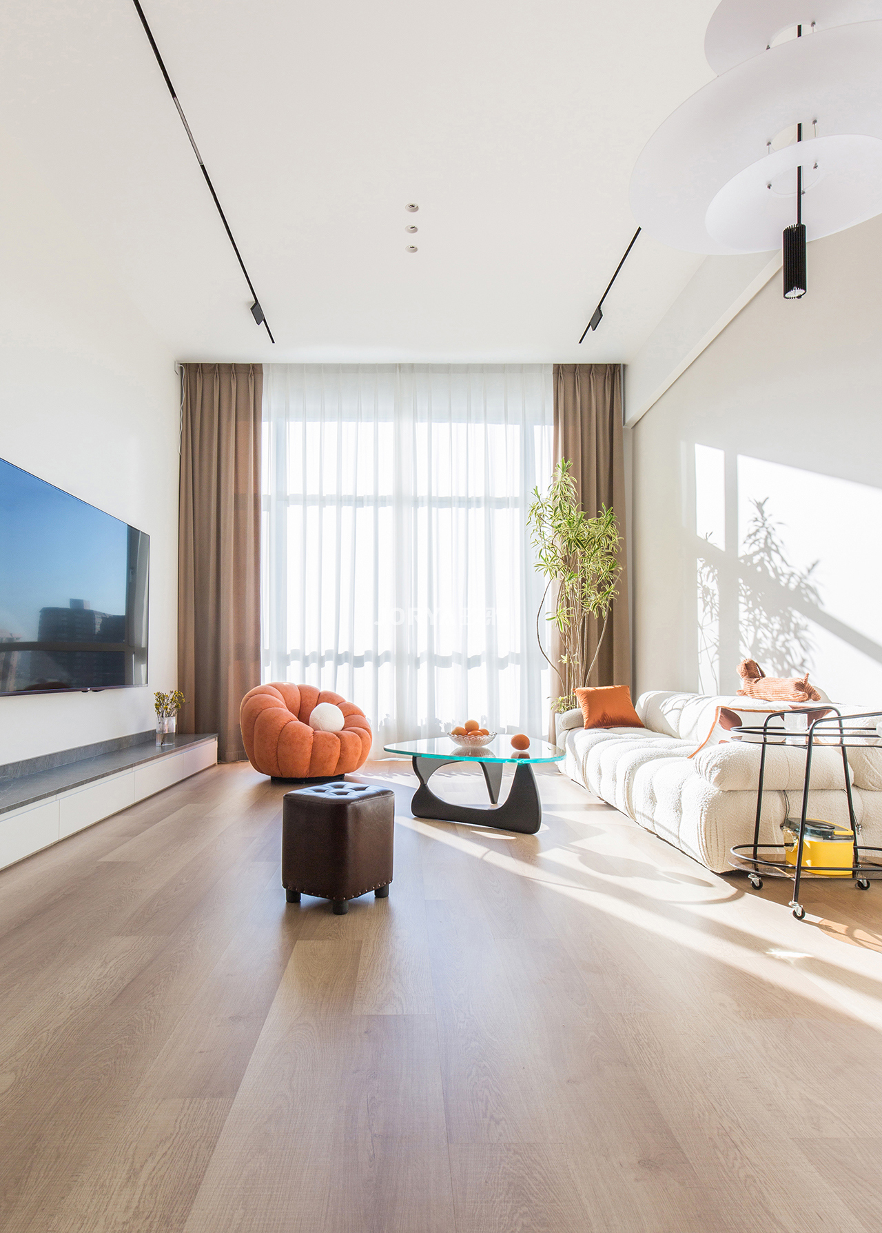 斜坡造型吊顶,斜坡屋顶木板吊顶