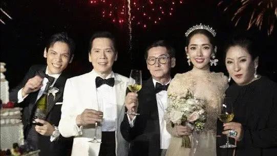 向佐郭碧婷恋爱前出席活动,郭碧婷向佐甜蜜牵手疑似恋情曝光