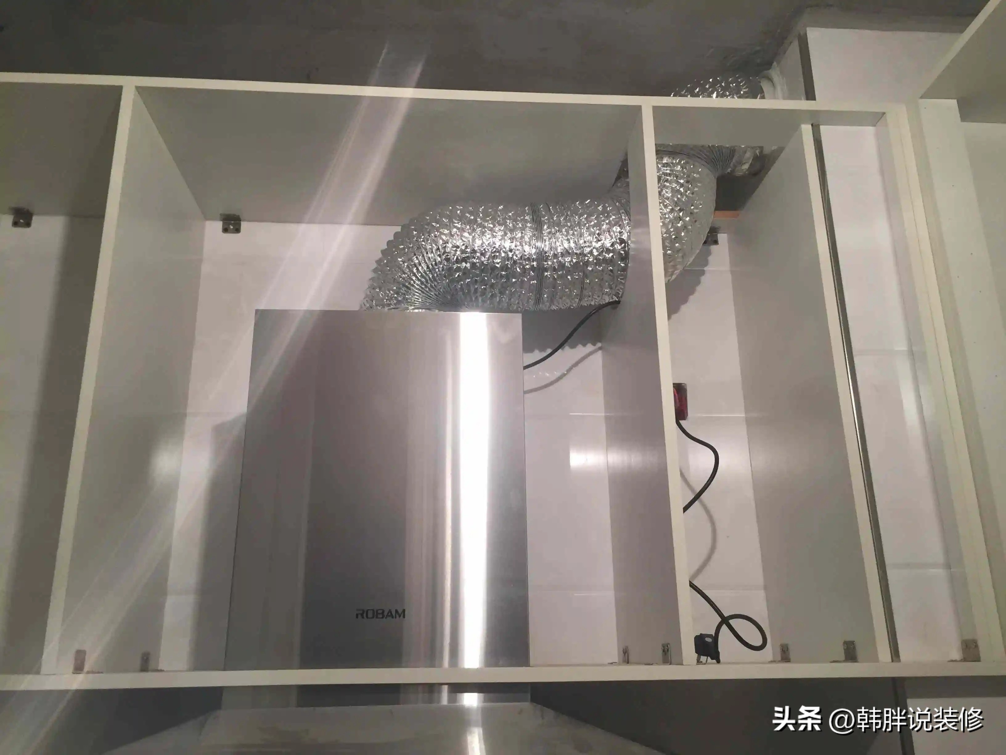 别人改烟道导致油烟倒灌怎么解决,楼上邻居私改管道导致楼下冒臭气