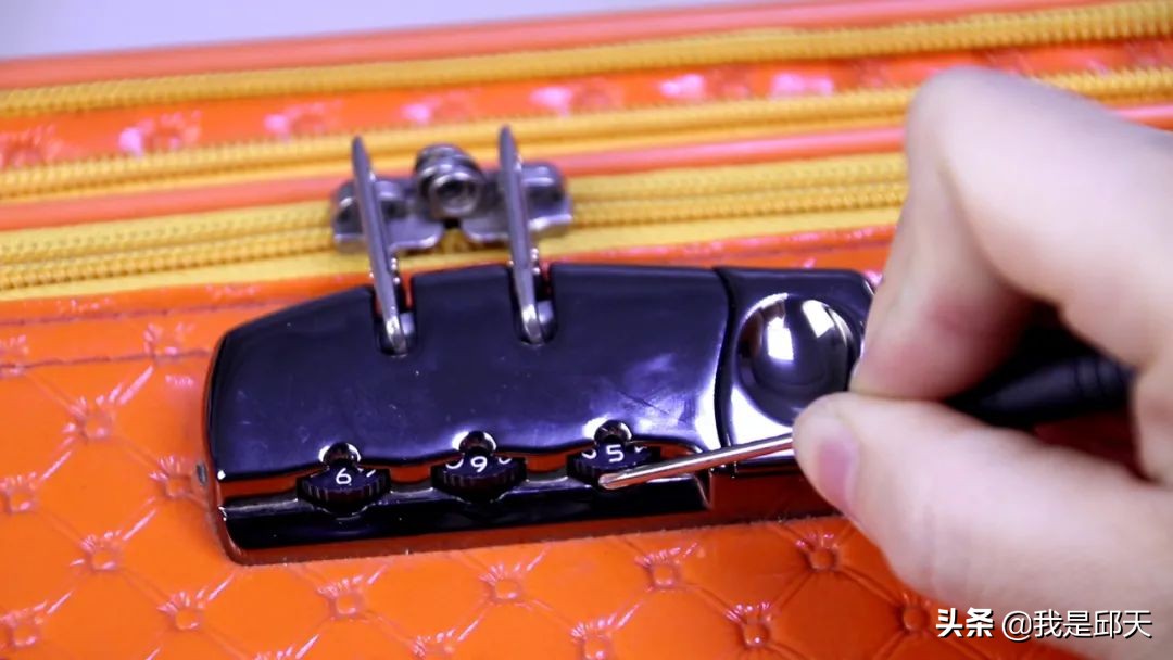 supreme行李箱密码打不开了怎么办,diplomat行李箱密码忘了怎么办