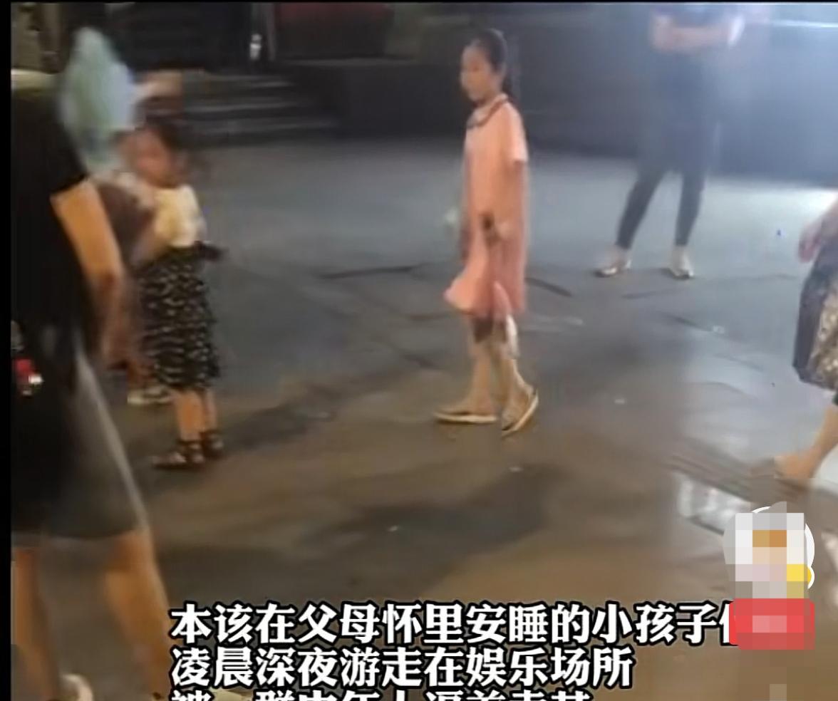 小女孩被一群中年人强迫卖花，卖不出去回来就是几耳光