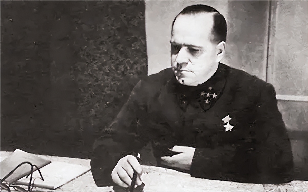 320名纳粹漂亮女兵：怕被苏军报复，狂欢后集体选择自杀