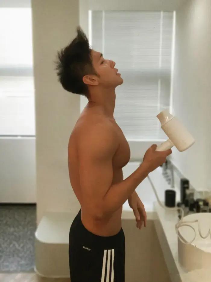 高颜值腹肌小狼狗照片,腹肌小狼狗照片帅气露脸