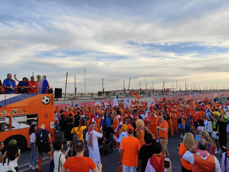 在卡塔尔和各国球迷狂欢,球迷汇集卡塔尔