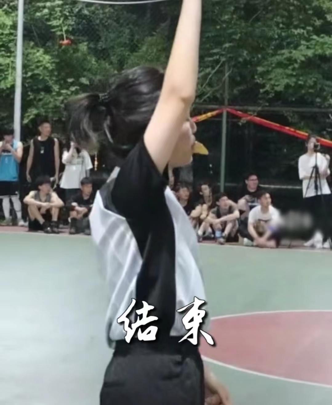 青岛高校女生当篮球裁判惊艳全场,高校女生担任篮球赛裁判员
