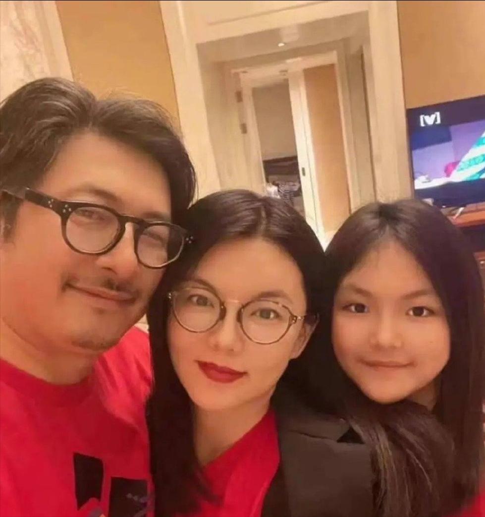 13岁王诗龄国外商场购物,13岁王诗龄英国街头开跑车