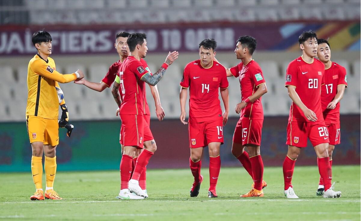 走着踢VS跑着踢！国足被吊打偷到一分，控球率26%体现全方位差距