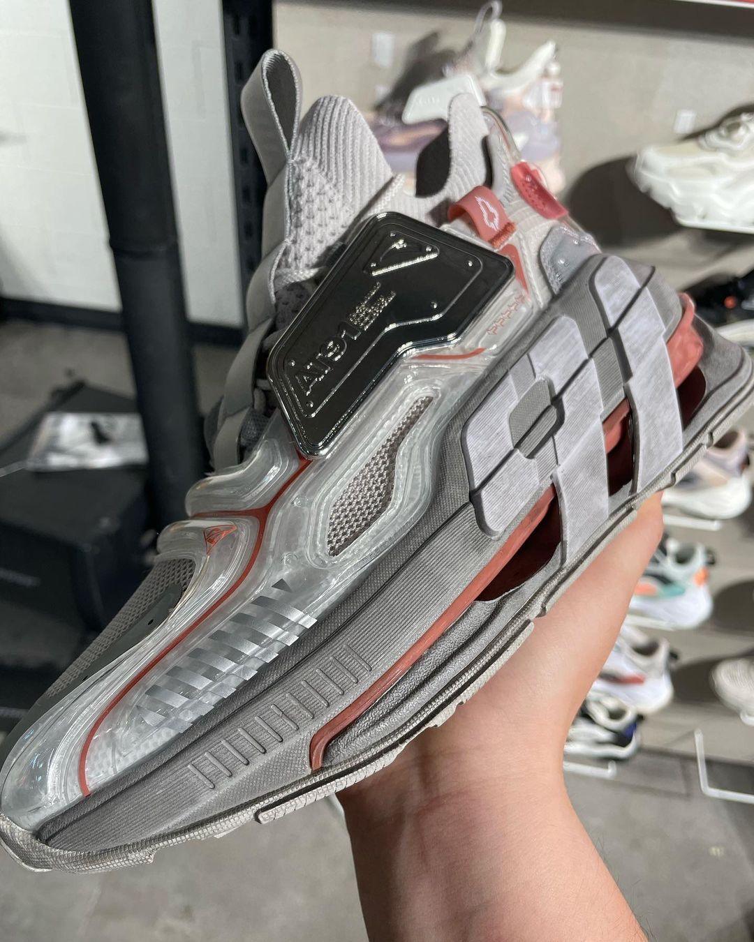 谷爱凌同款跑鞋太帅了，镂空跑鞋科技感强，安踏设计赶超李宁？