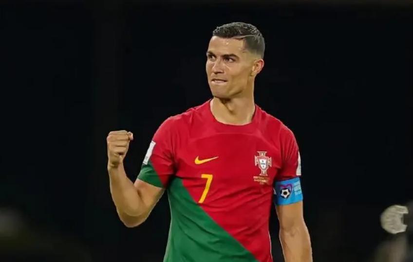 世界足球先生c罗获奖视频,世界足球巨星评c罗和梅西