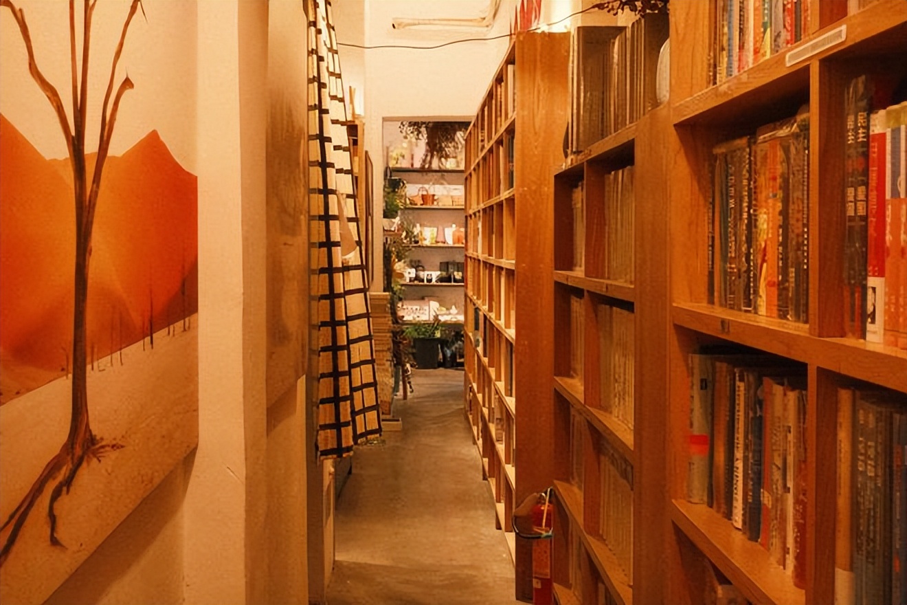 佛山70后老板打造300平书店弧形落地窗美翻了