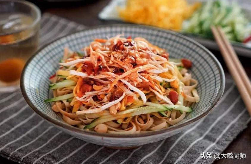 手擀面怎么和面才松软才好吃,做手擀面怎样和面好吃