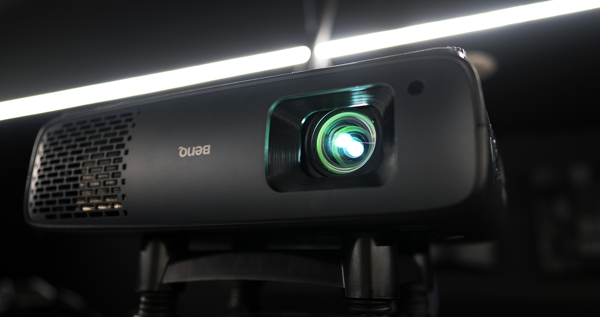 爱普生tz3000和明基4550,同价位投影仪和显示器