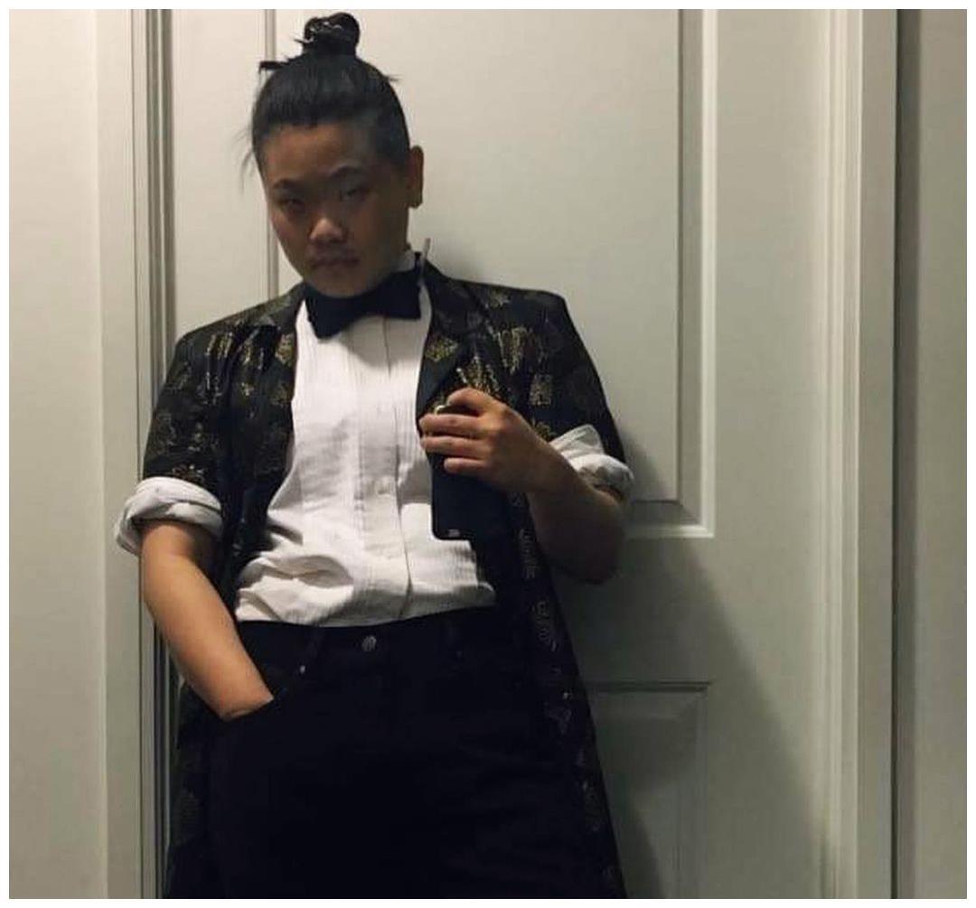 毕福剑女儿撞脸小岳岳！罕晒照留长发打扮很女人，身材壮硕太男人