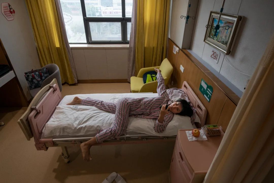 知名女演员想更具女人味接受隆胸手术，曾夺得拳击世界冠军