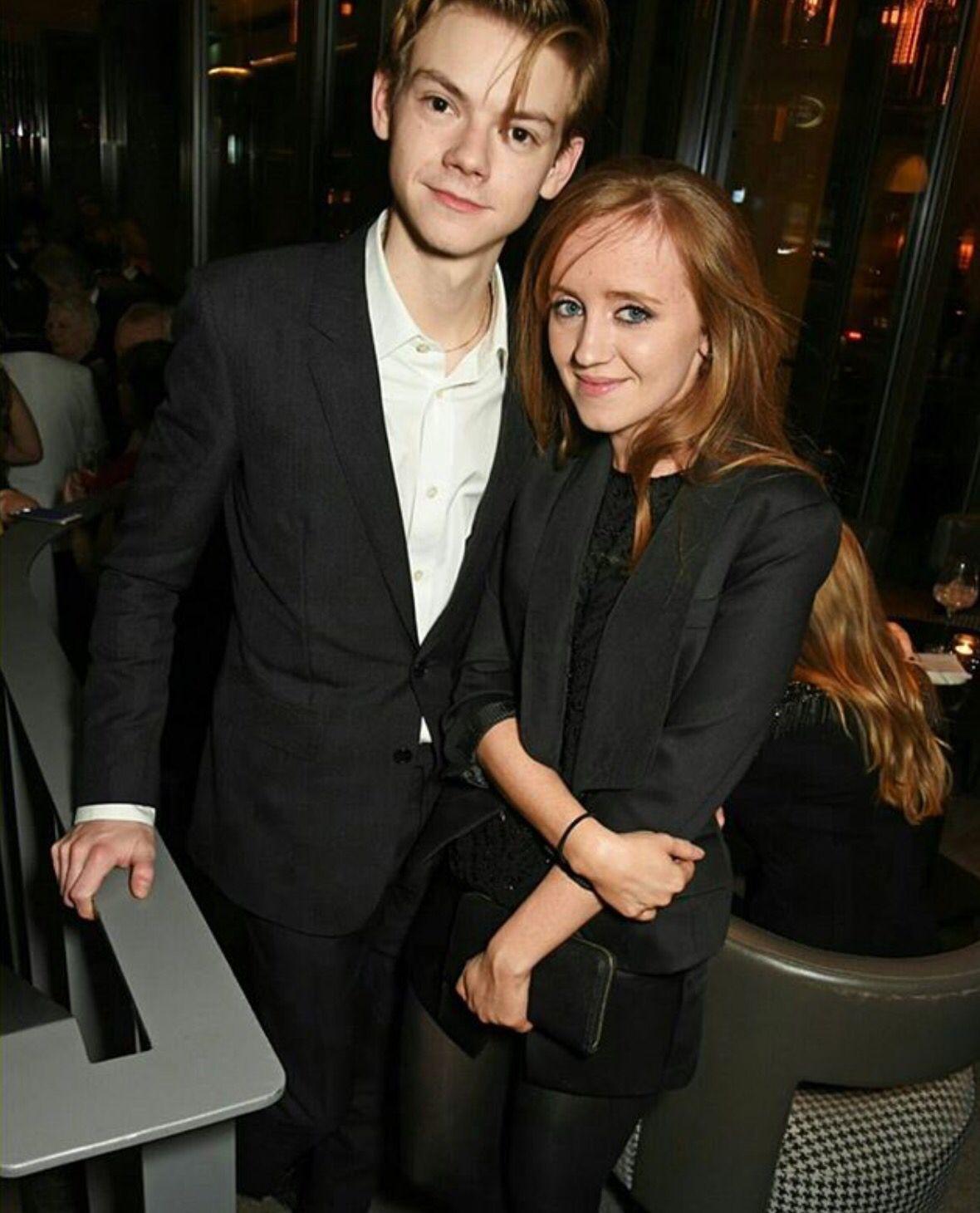 两次甩掉马斯克，绝美女星和英国最帅童星官宣！甜到像拍偶像剧