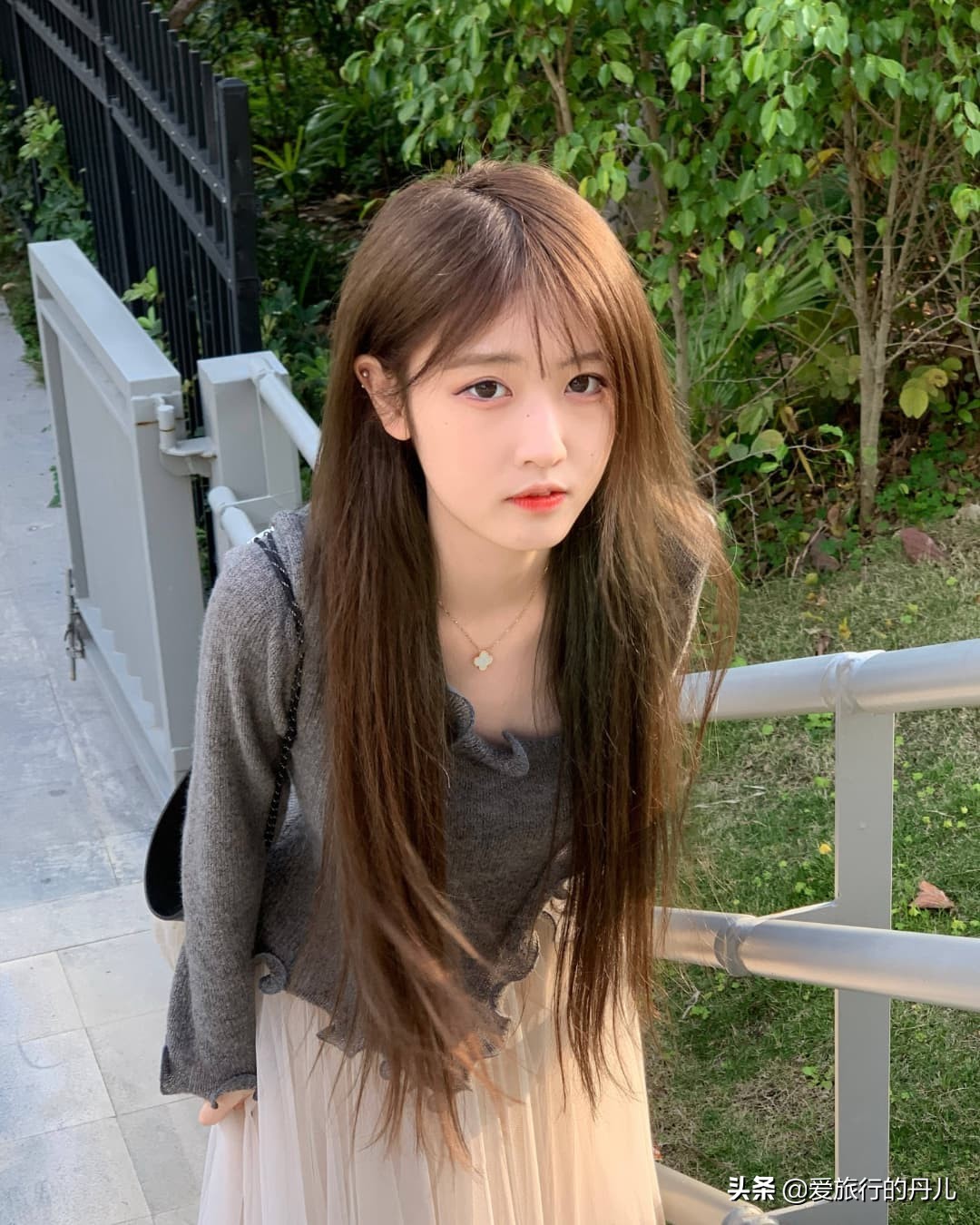 搭配吊带针织衫的半身裙瘦女生,胖妹妹白色毛衣搭配黑色半身裙